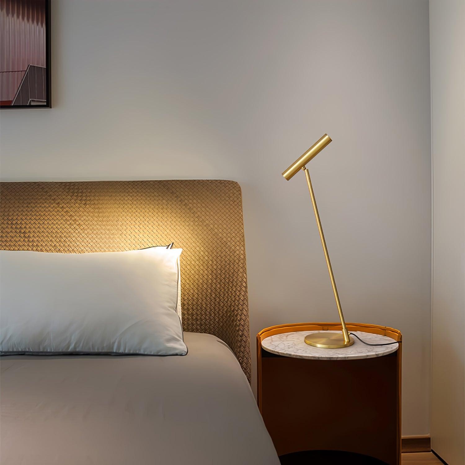 Mosiężna lampka M507 na okrągłym stoliku nocnym