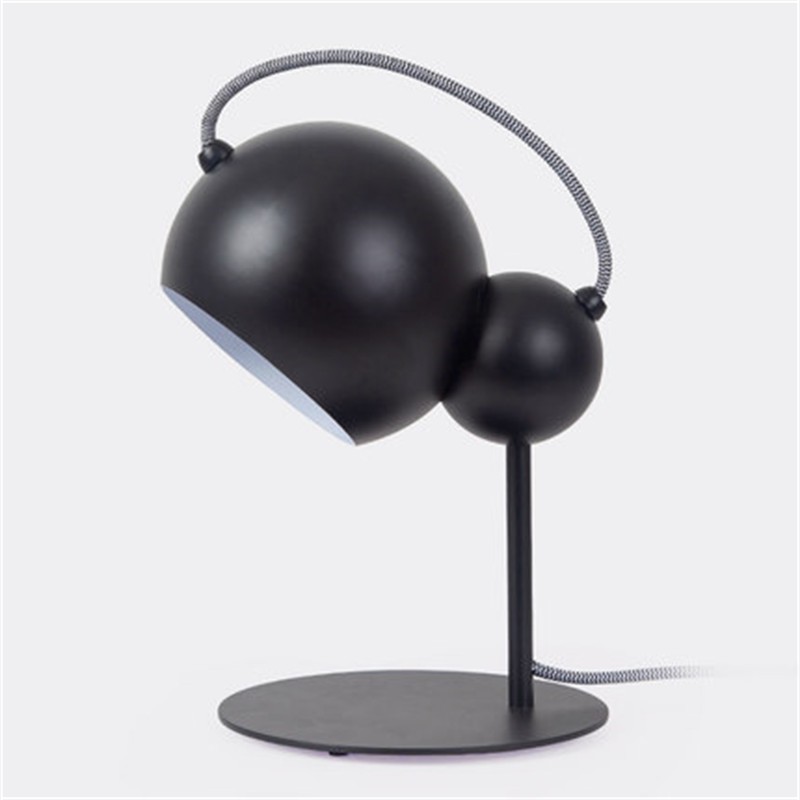 Schwarze kugelförmige Tischlampe