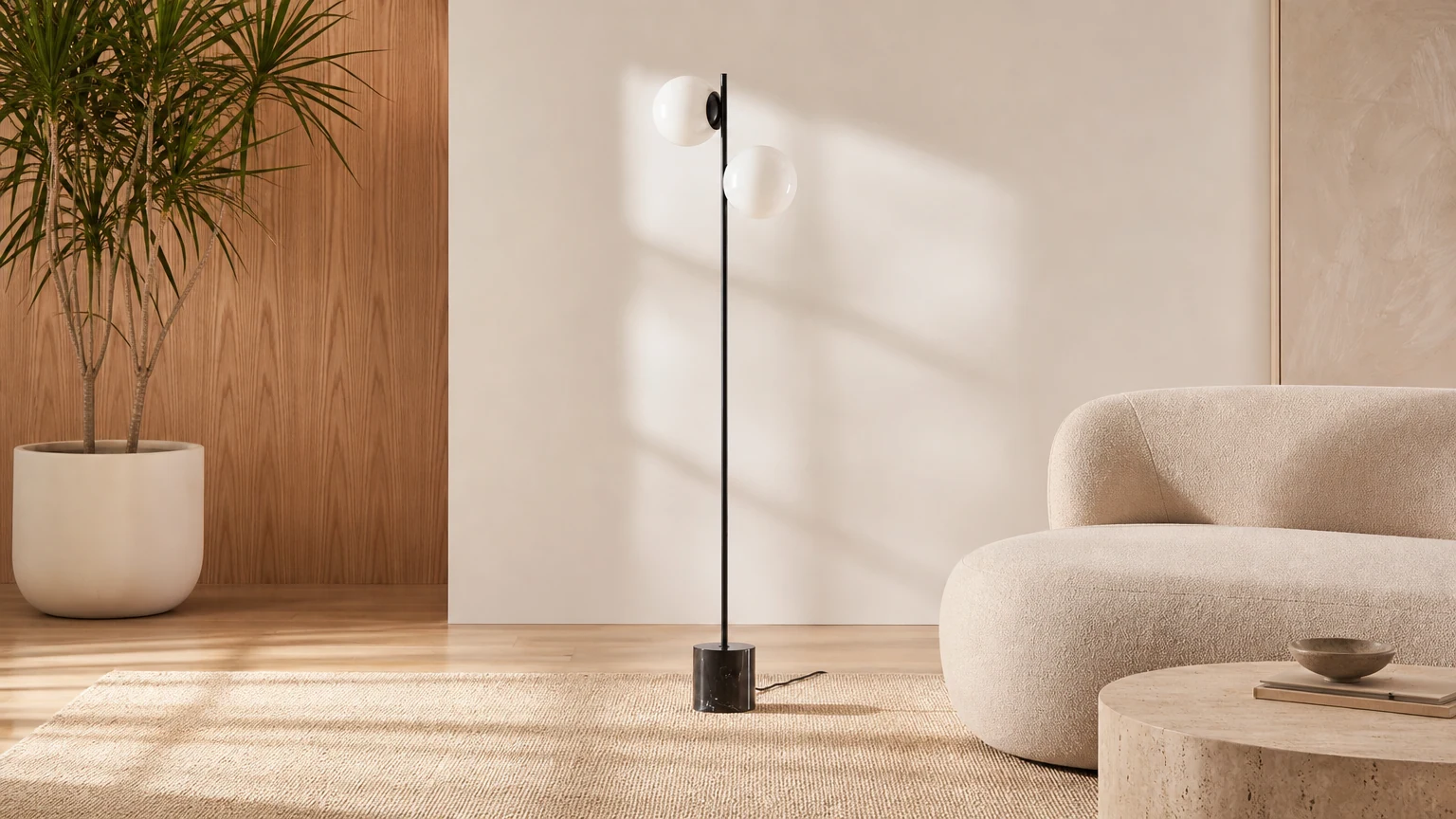 Lámpara de pie multiluz de cristal Brina en una habitación moderna.