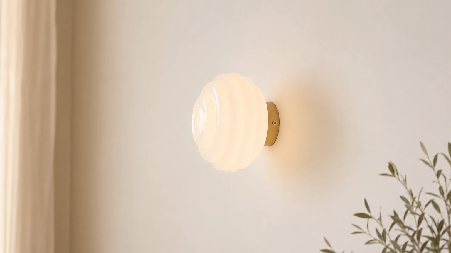 Lampa ścienna Beverly D18 zainstalowana w ciepłej scenerii wnętrza