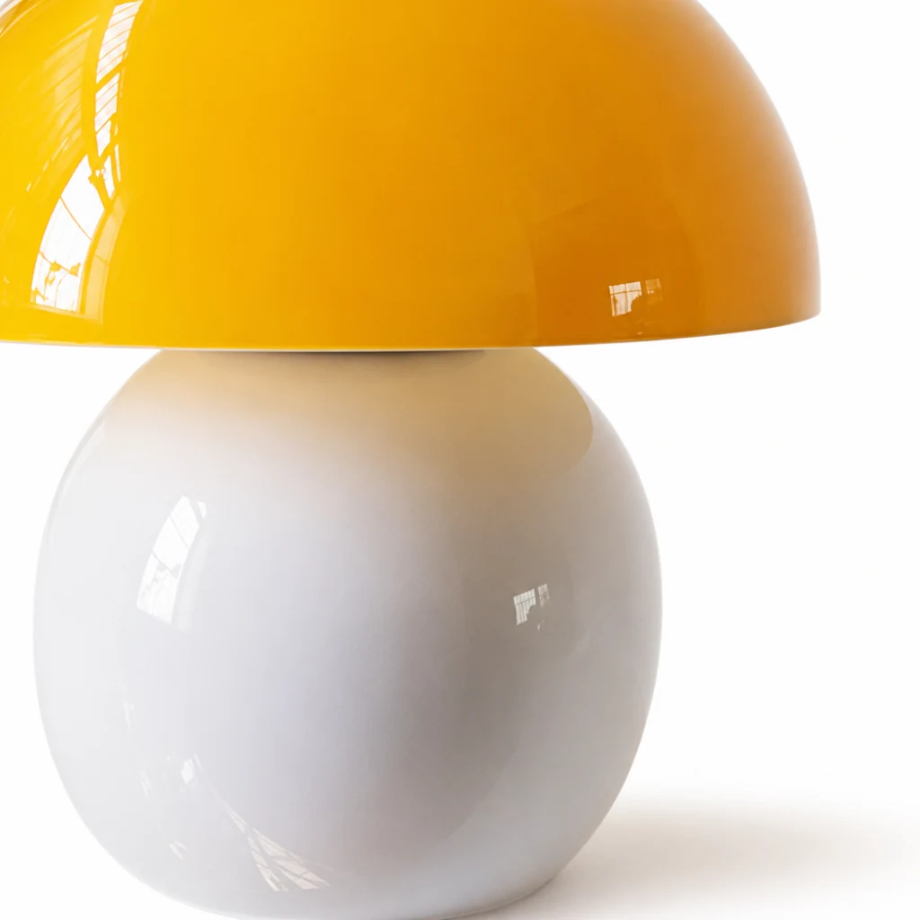 Zbliżenie na wykończenie ceramicznej lampy stołowej w kształcie grzybka