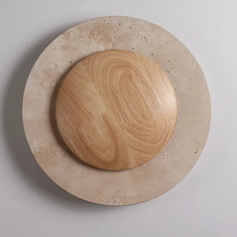 Detalle en primer plano del anillo de travertino y el centro de madera en la lámpara de pared redonda de madera y travertino D880.