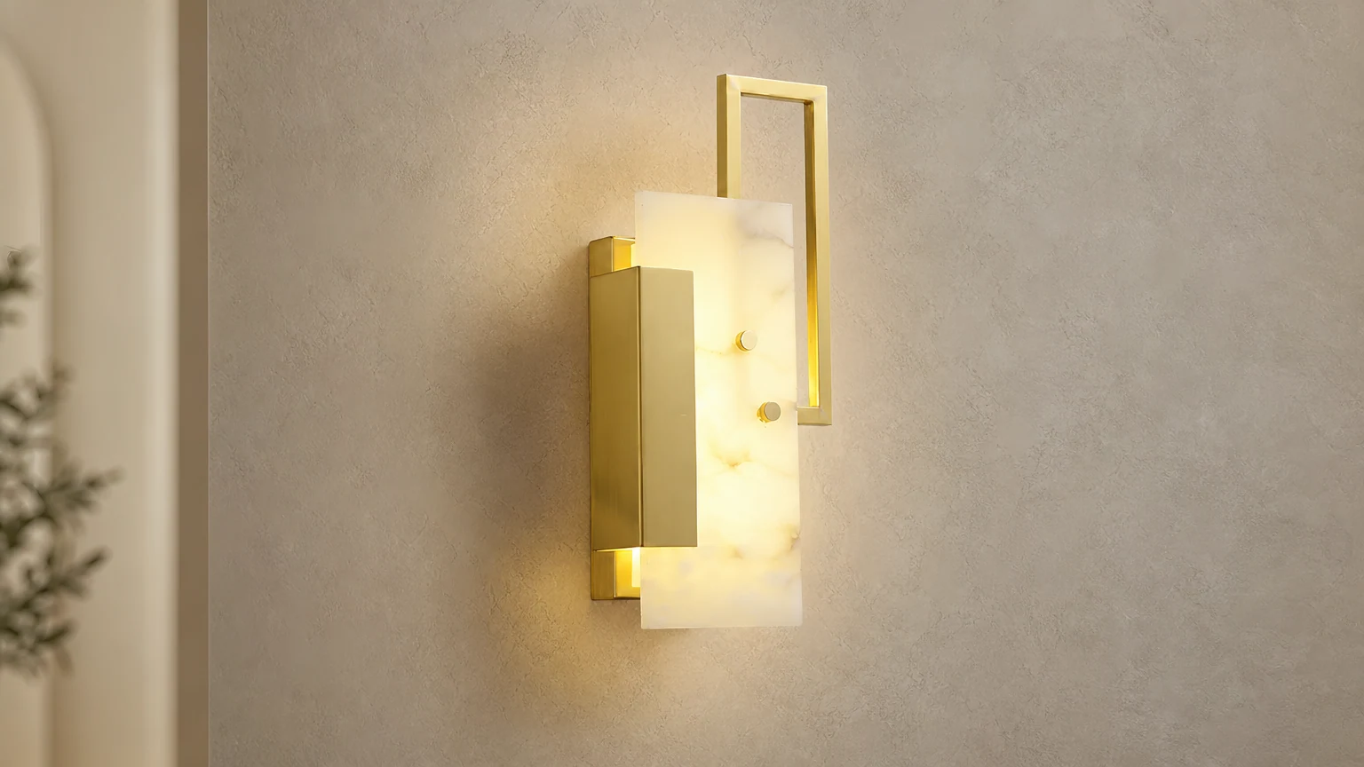Kinkiet ścienny Althea Alabaster D396 zainstalowany w ciepłym wnętrzu