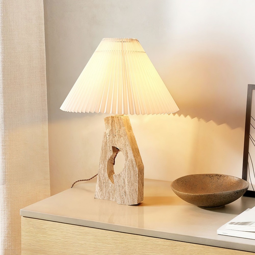 Lampa wyświetlana na konsoli z wystrojem domu