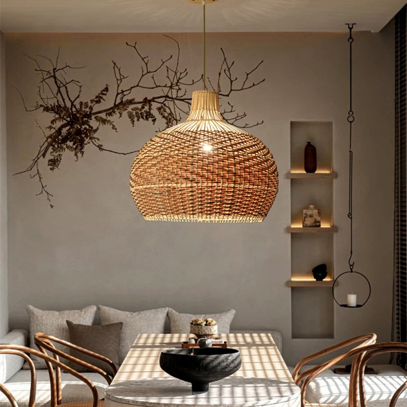 Lampada a sospensione in rattan installata sopra un tavolo da pranzo.
