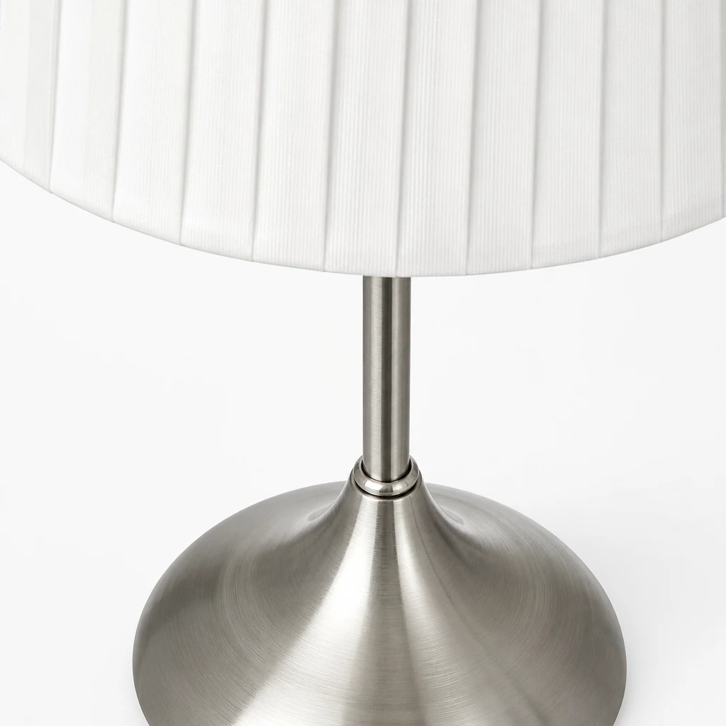 Nærbilde av nattbordslampen med metallbase, M91, finish og skjerm