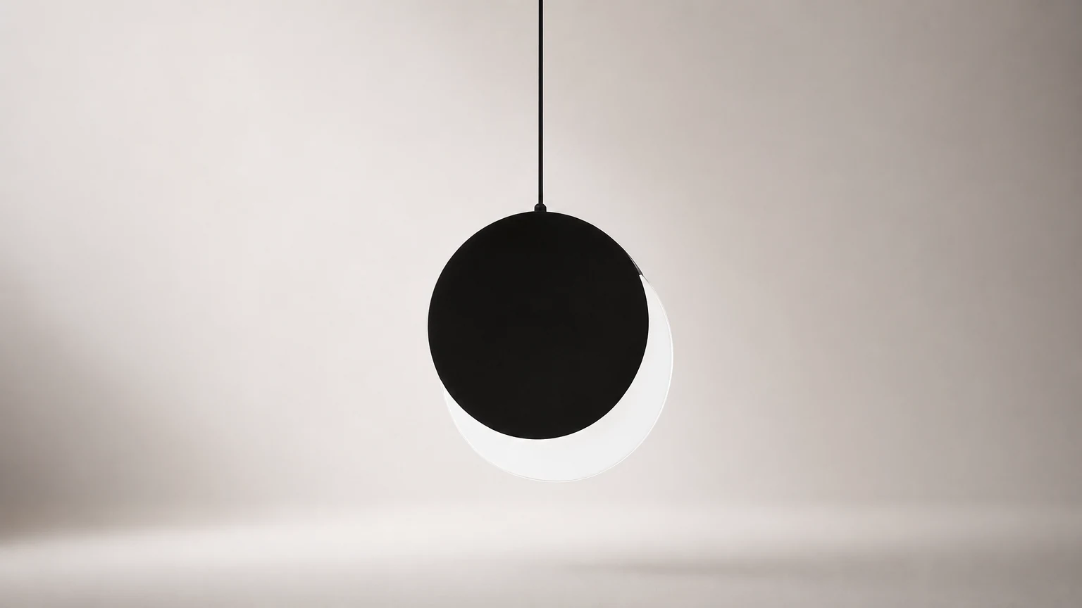Lampa wisząca Lunar Eclipse M455 pokazana w ciepłym wnętrzu