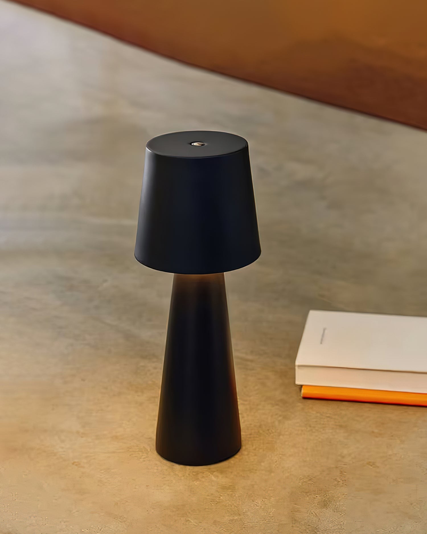Czarna lampa M311 na blacie z książką