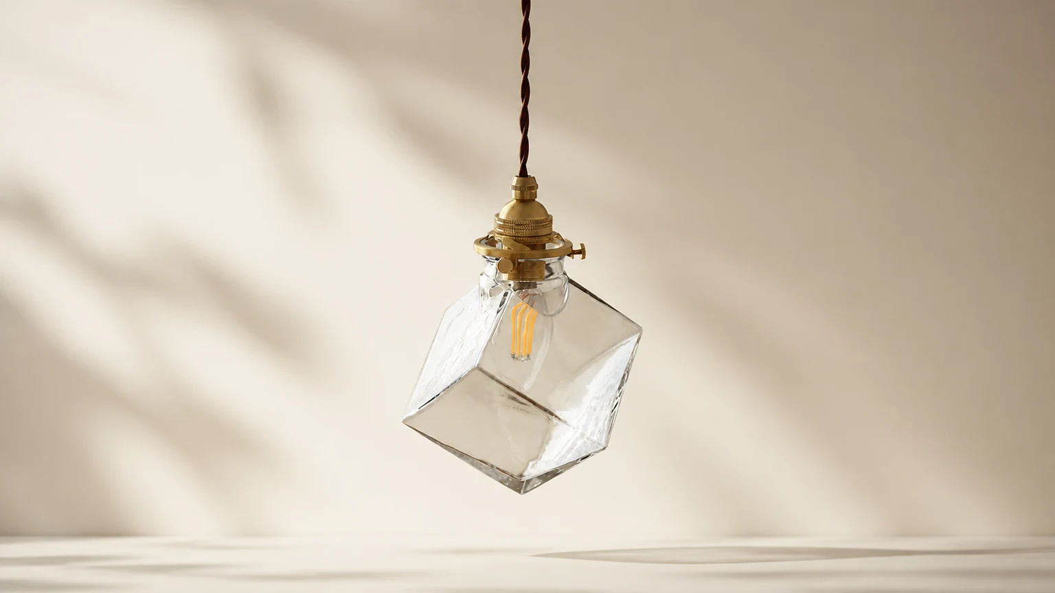 Szklana lampa wisząca Felix D38 w ciepłej scenerii wnętrza
