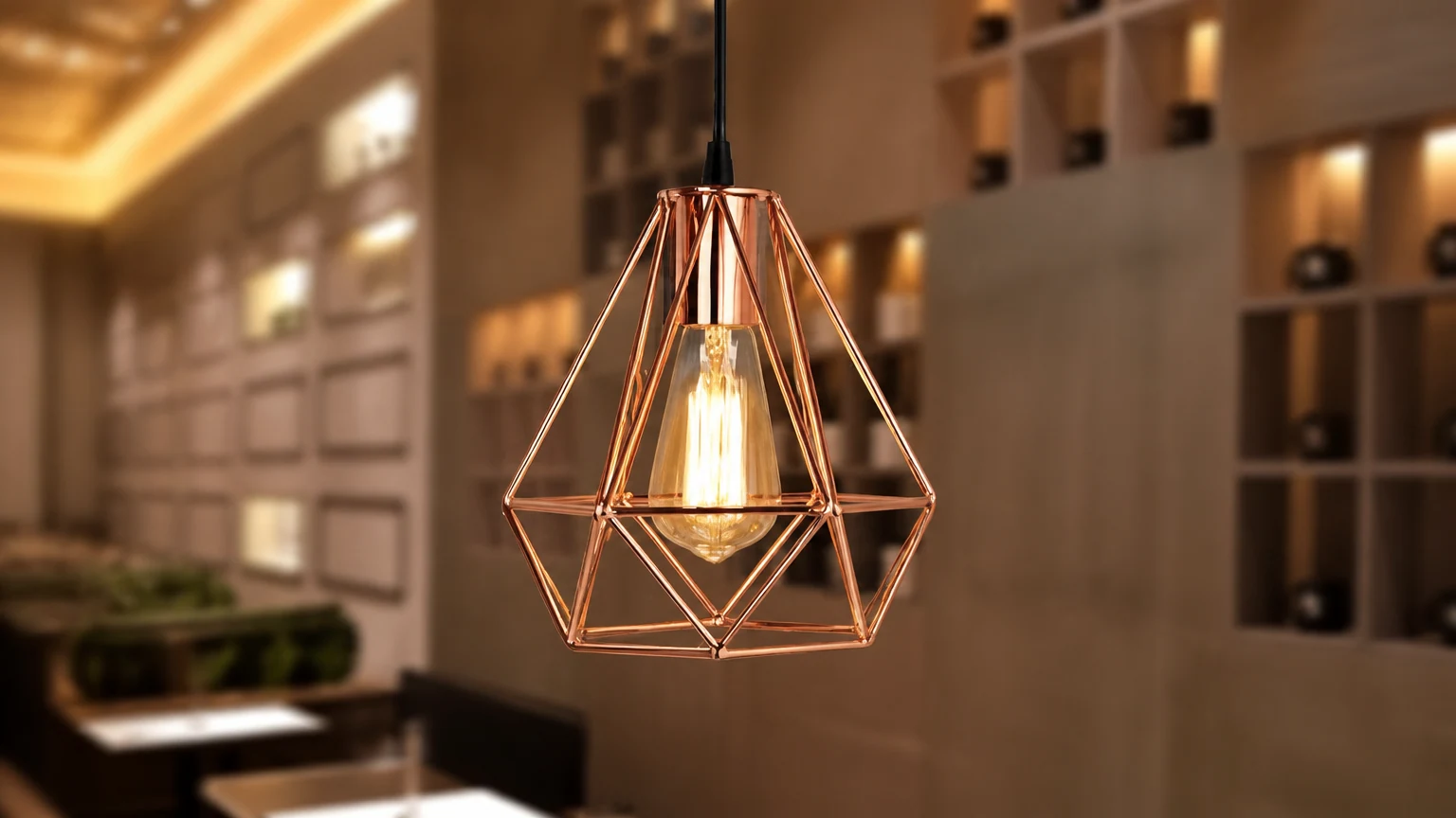Geometryczna lampa wisząca LEIKA zainstalowana w ciepłym wnętrzu jadalni