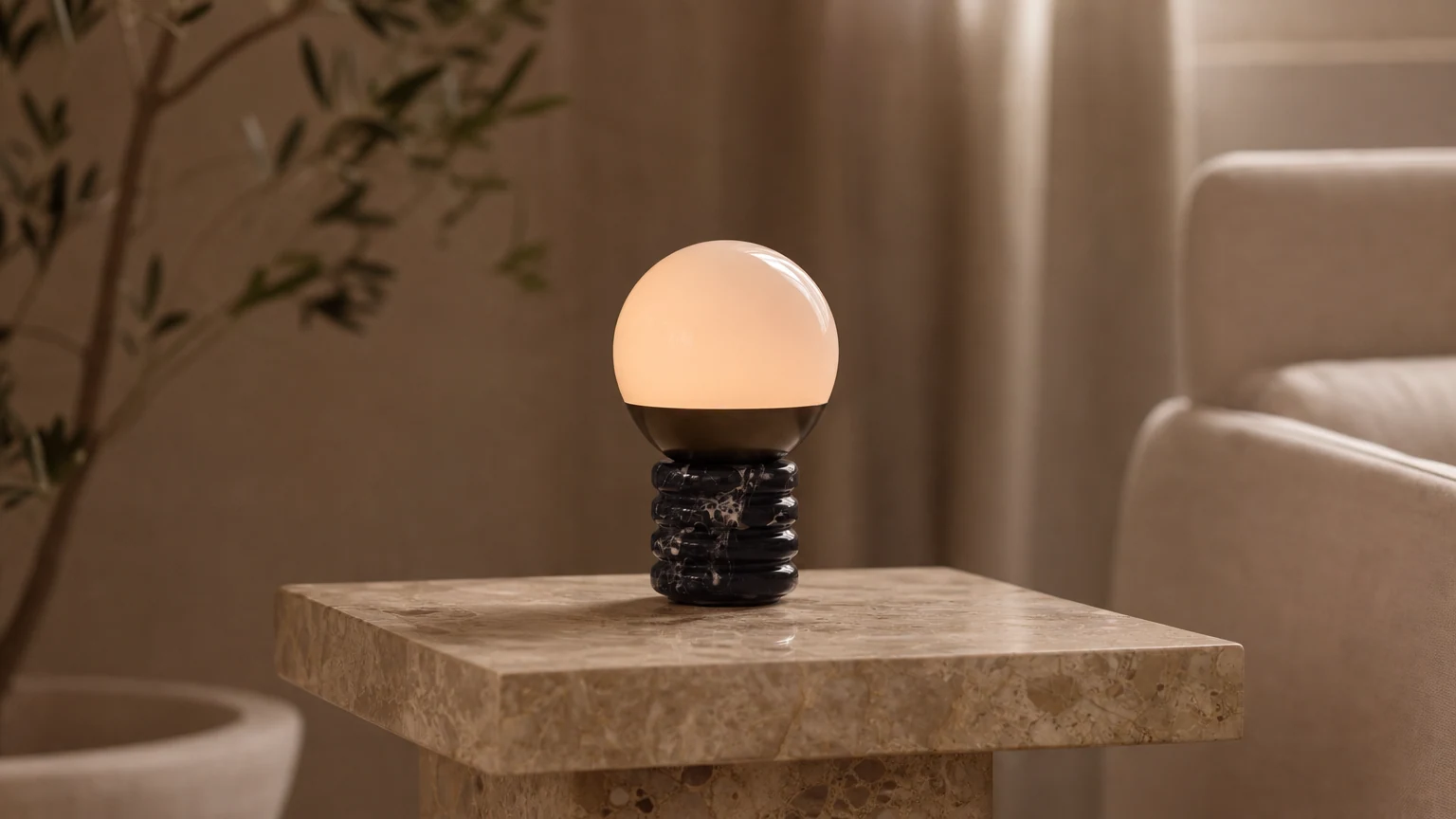 Lampa stołowa Sylvia D573 pokazana w ciepłej oprawie blatu