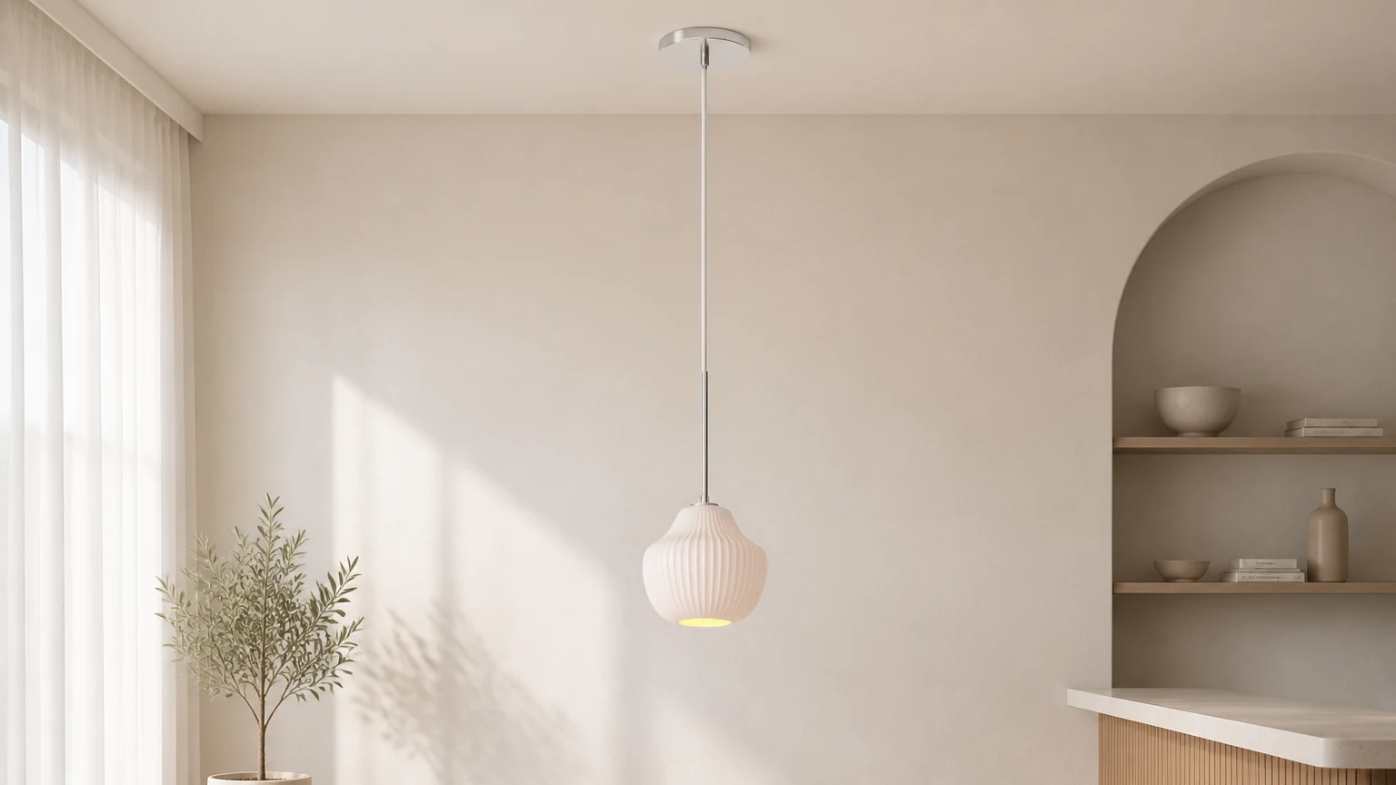 Lampa wisząca ze szkła prążkowanego Rivrona w ciepłej scenerii wnętrza