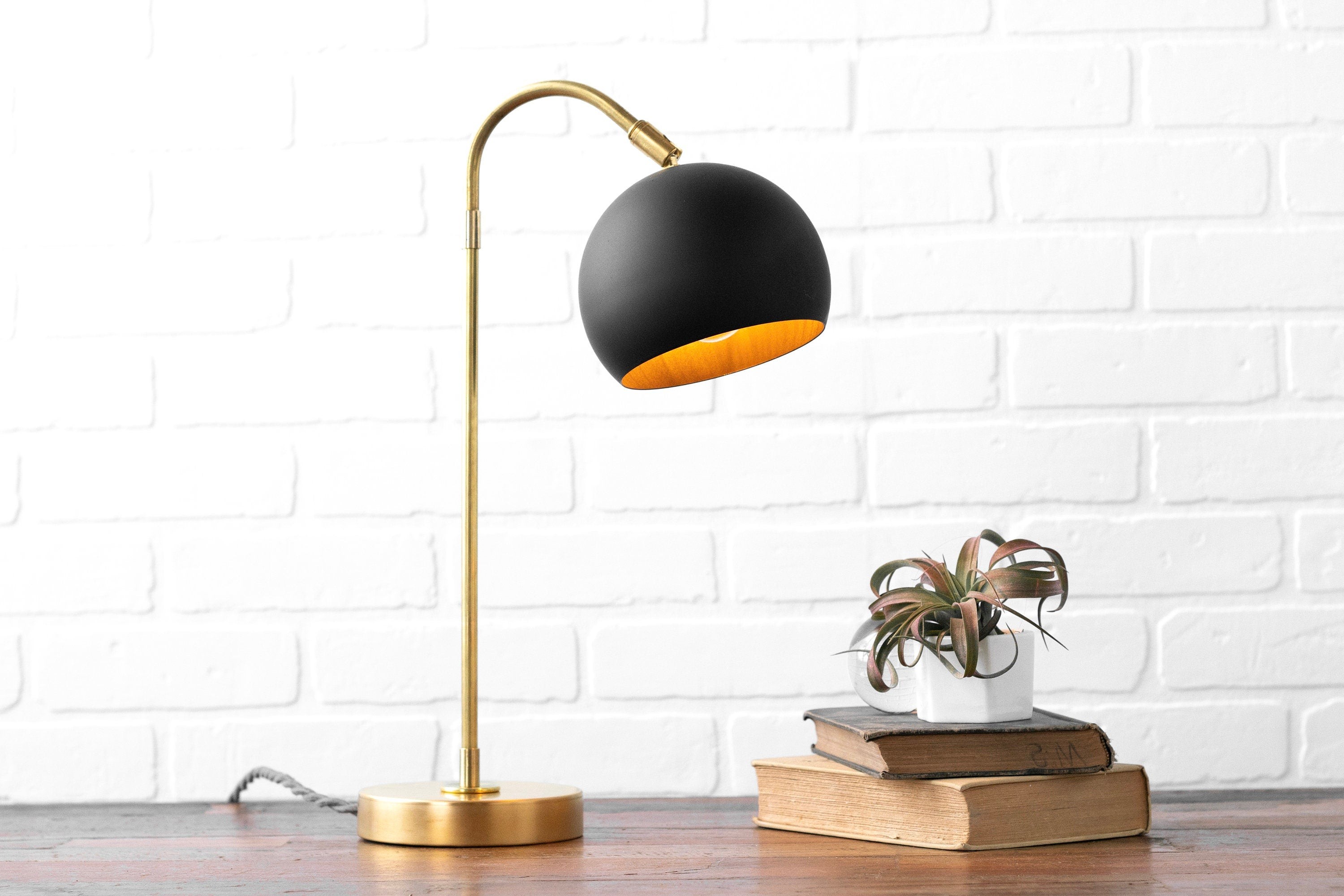 Lampa Ornato Luxe na tle białej ceglanej ściany