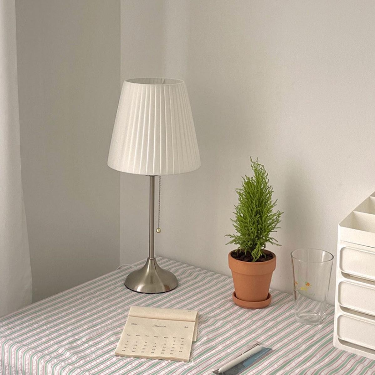 M91-lampe med plantedekor på en mønstret overflate