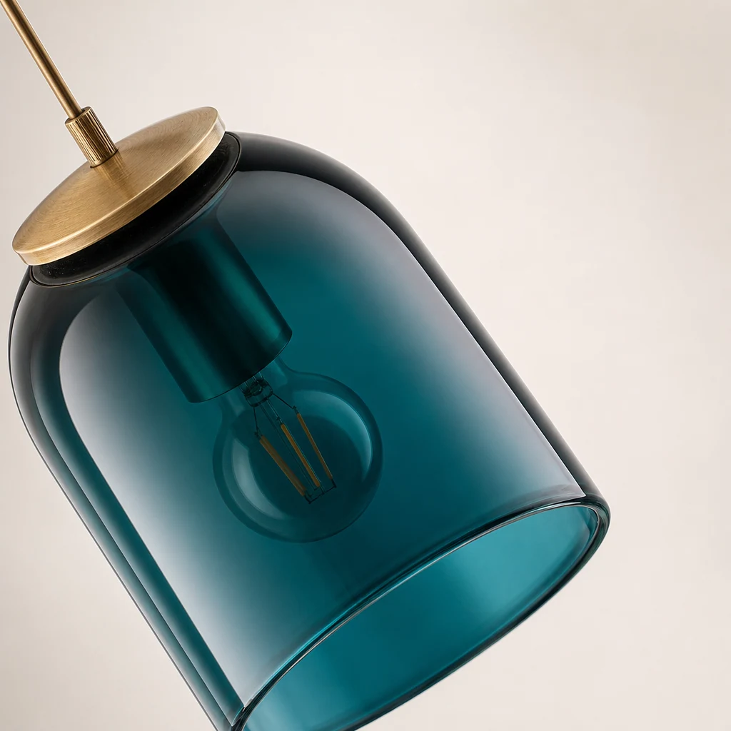 Zbliżenie na cylindryczną szklaną lampę wiszącą Float