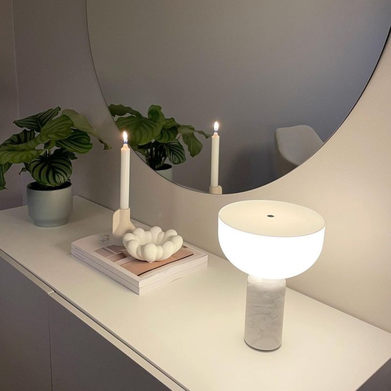 Świecąca lampa Kizu na komodzie