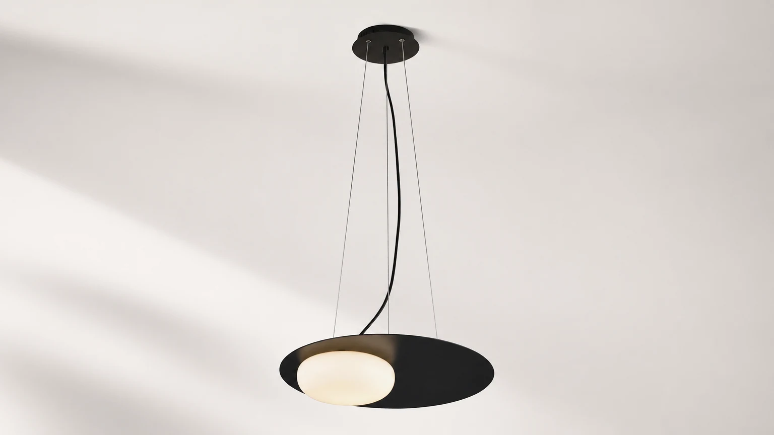 Nowoczesna Kreatywna Lampa Wisząca M61 pokazana w ciepłej scenerii wnętrza