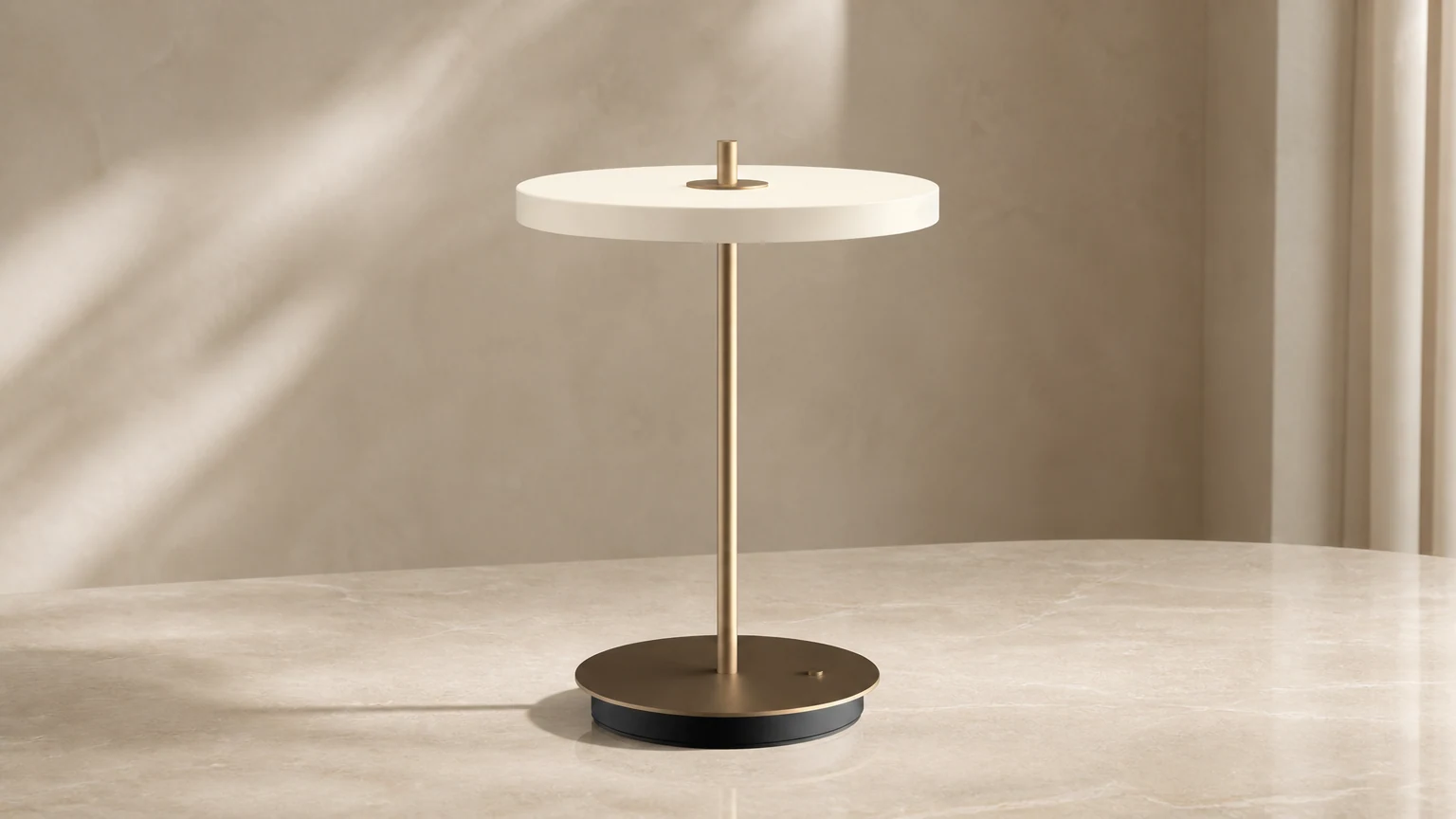 Minimalistyczna metalowa lampa stołowa Astris w spokojnym, nowoczesnym pomieszczeniu