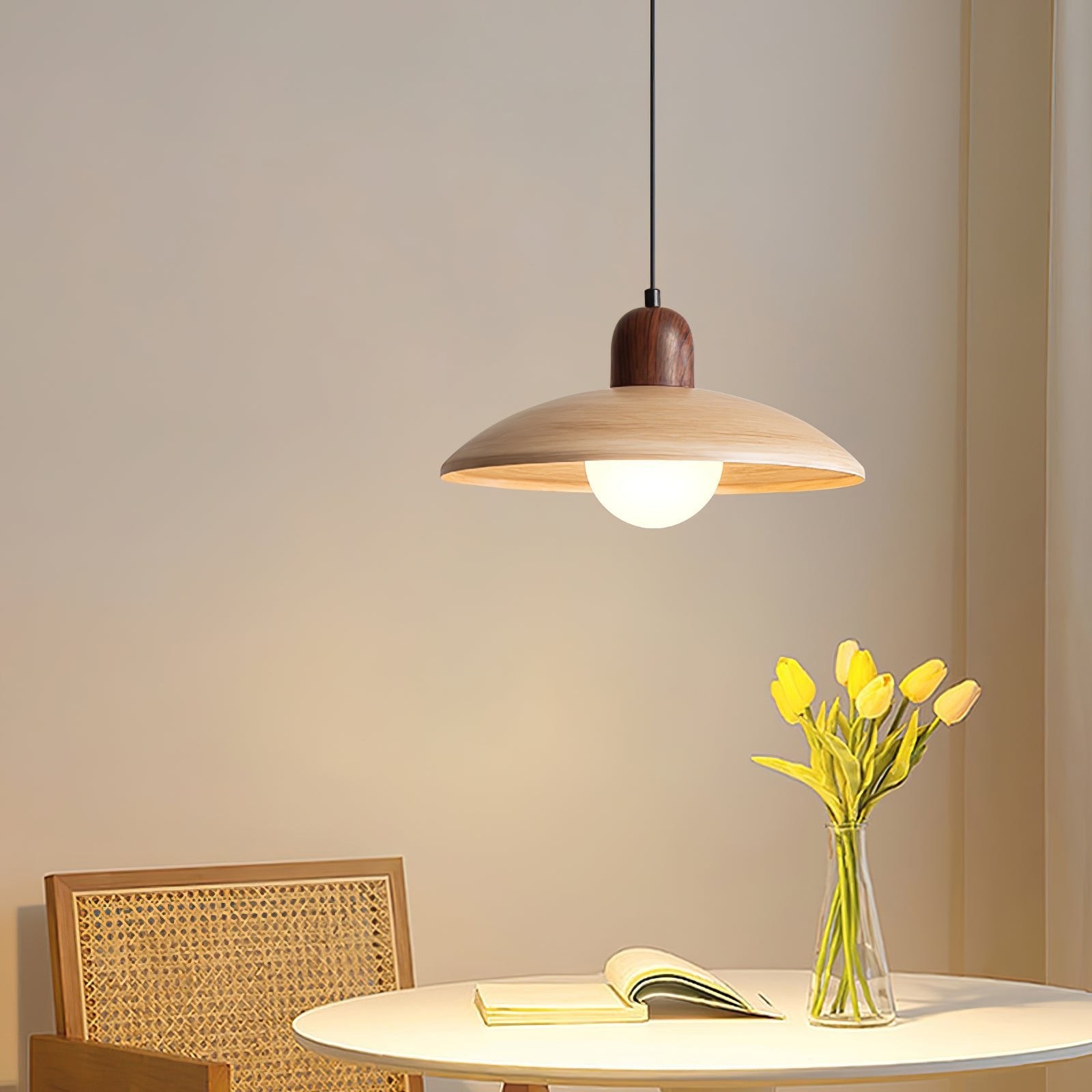 Lampa wisząca nad małym okrągłym stołem w ciepłym wnętrzu