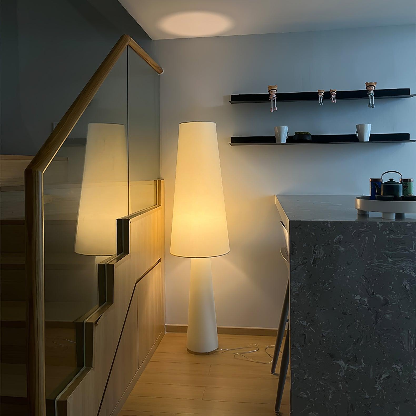 Lampa podłogowa M76 w pobliżu schodów i baru kuchennego
