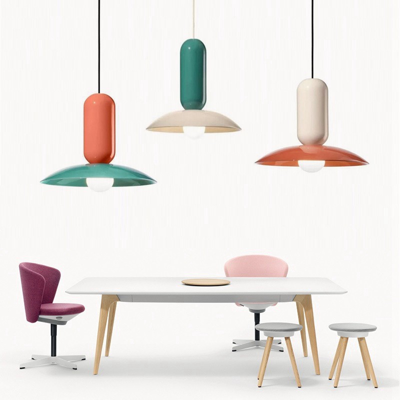 Trzy warianty kolorystyczne lampy wiszącej Color Block Frisbee Pau razem