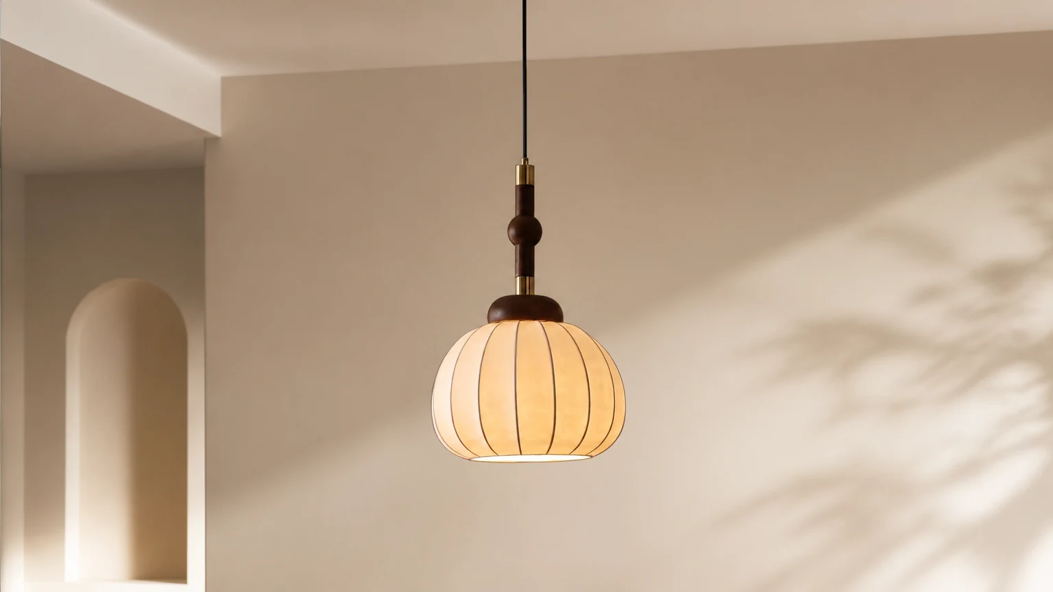 Lampa wisząca Silk Globe M515 w ciepłej oprawie wnętrza