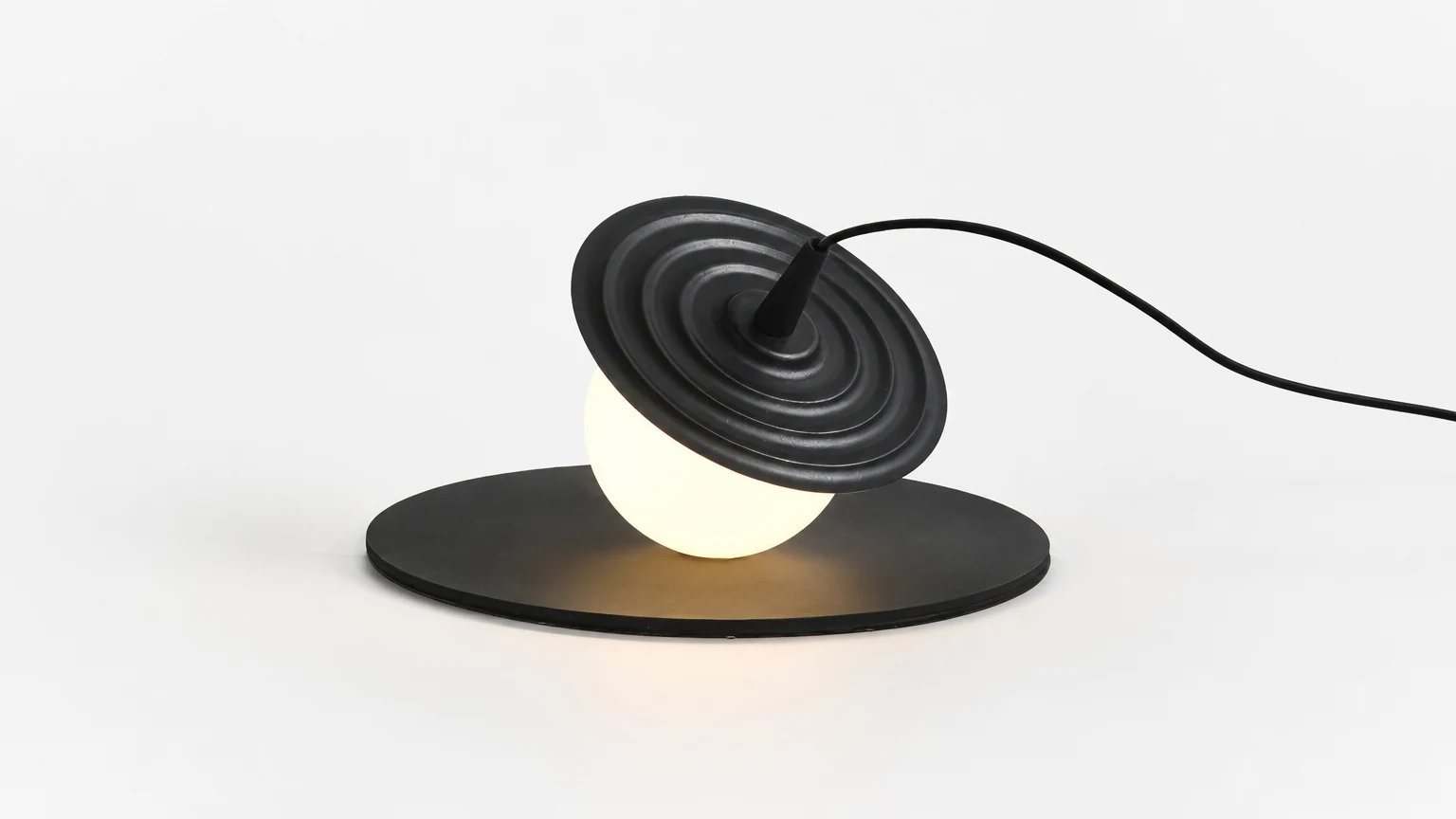 Nowoczesna lampa stołowa Record G39 Classic w scenie wewnętrznej
