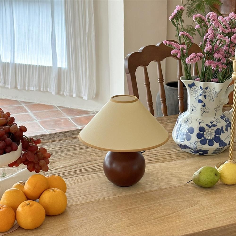 Lniana lampa stołowa Ambient S71 na stole z owocami i wazonami