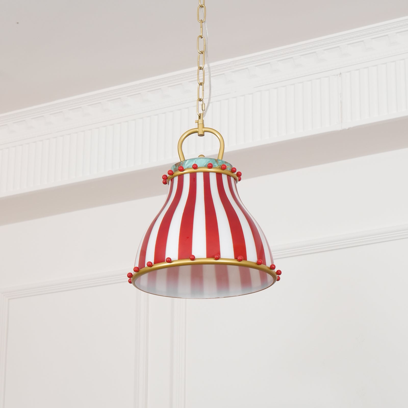 Cyrkowa lampa wisząca w jasnej scenie wnętrza
