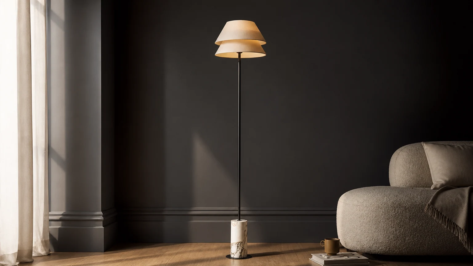 Lampa podłogowa Kobi D704 w ciepłej oprawie wnętrza