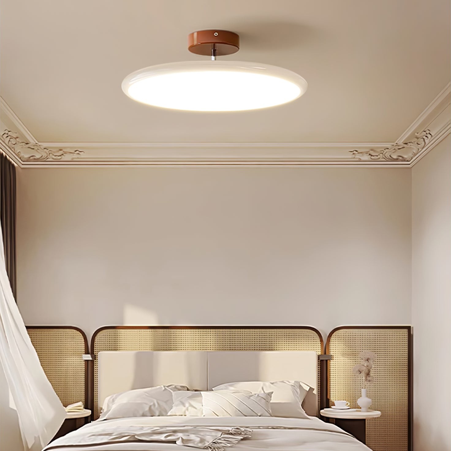 Moderne justerbar skiveformet taklampe M367 i romkontekst