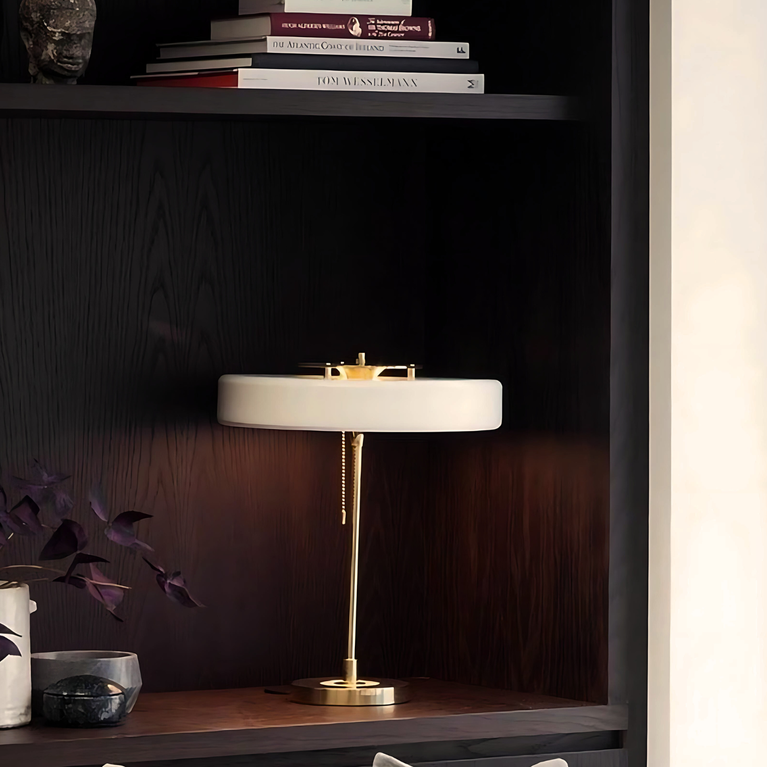 Lampa stołowa D803 na ciemnej półce konsoli
