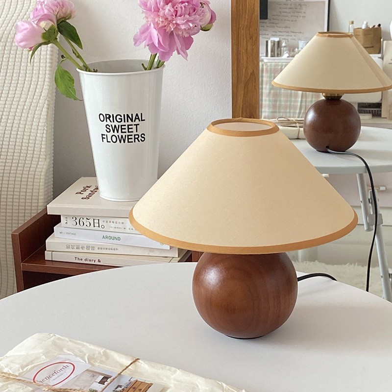 Lniana lampa stołowa Ambient S71 z kwiatami, książkami i lustrzanym odbiciem
