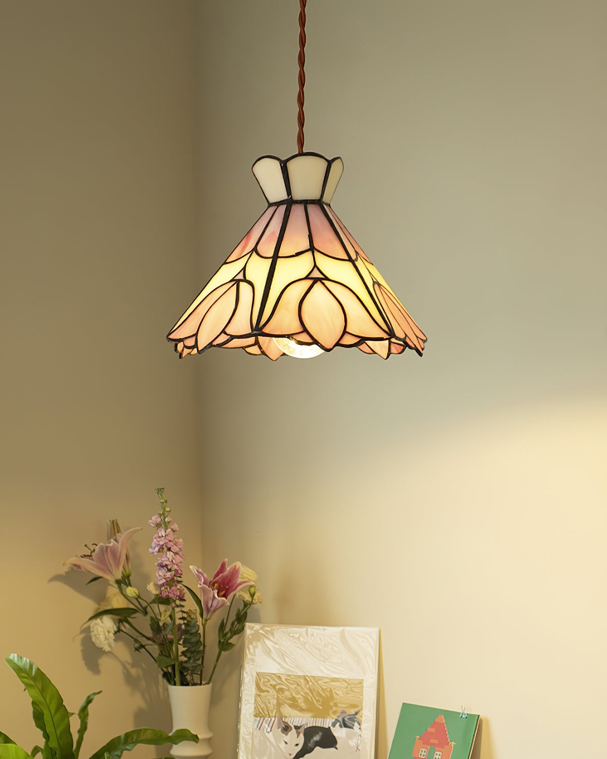 Retro lampa wisząca Tiffany w dekorowanym rogu