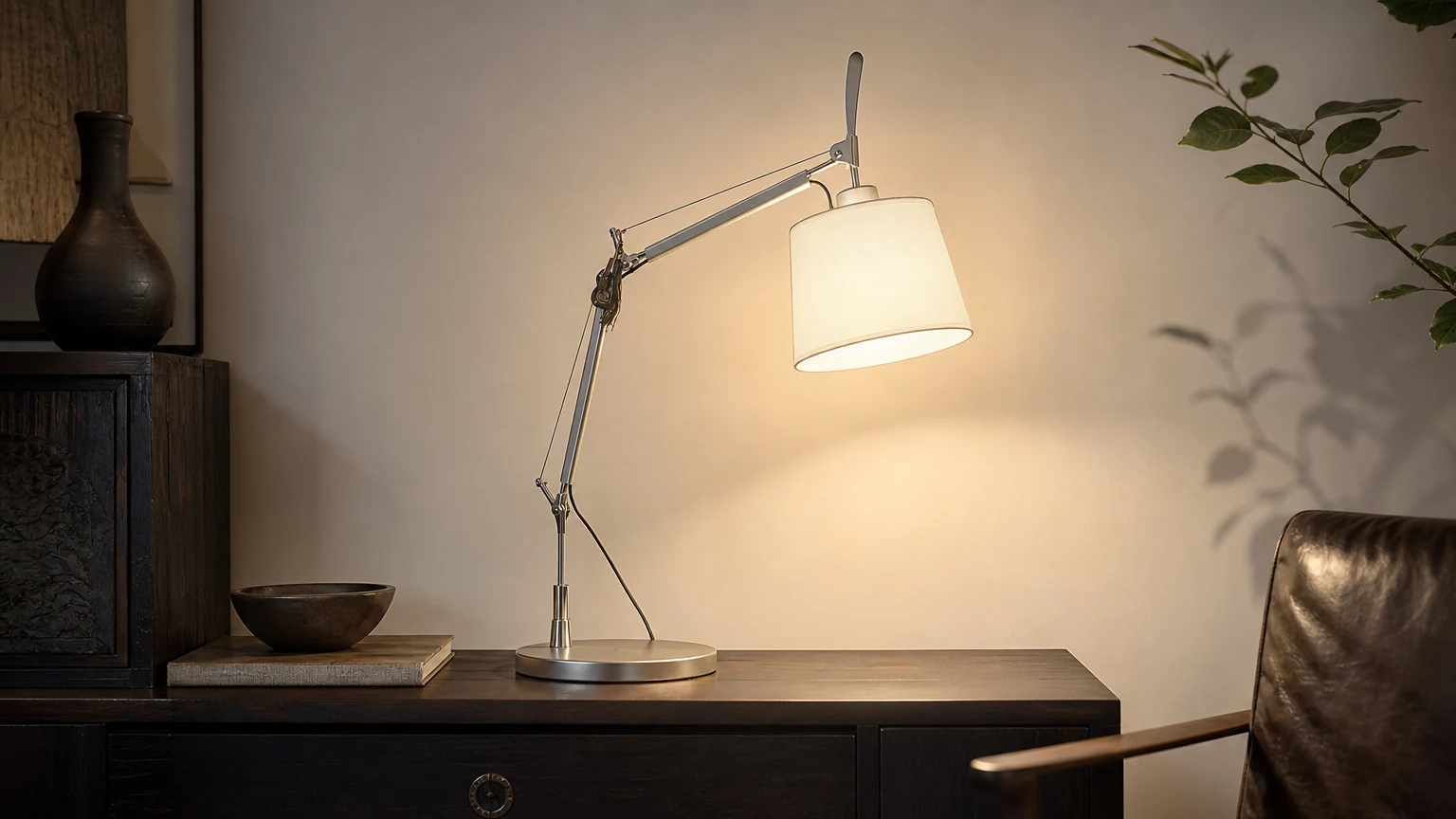 Lampa stołowa Artemide D714 w ciepłej oprawie wnętrza
