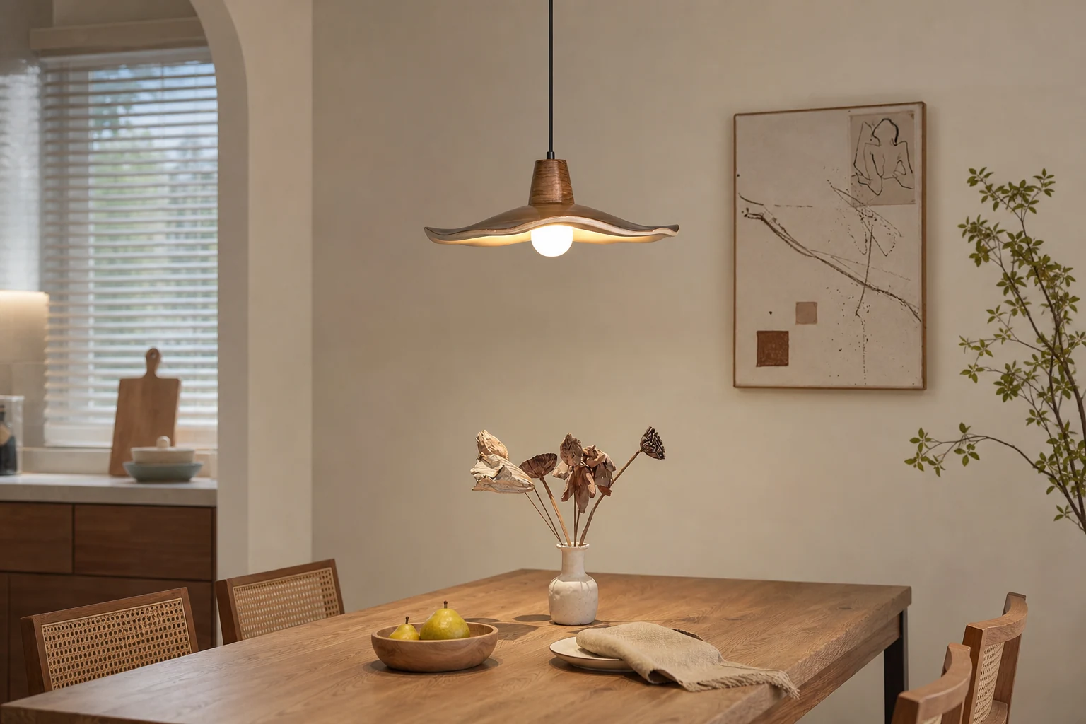 Lampa wisząca Tropez w ciepłej scenie wnętrza zawierającej produkt w kontekście