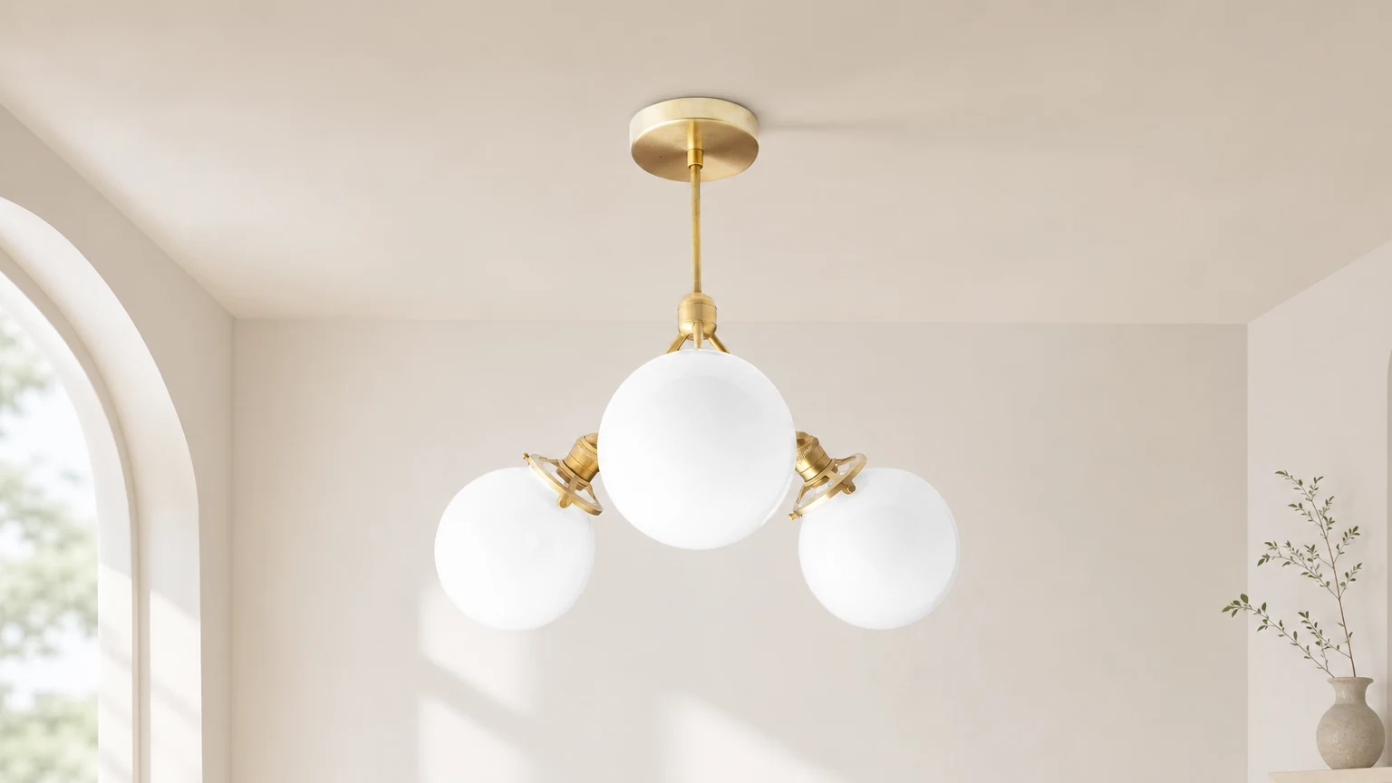 Mosiężna lampa sufitowa Glorica z opalowym kloszem w jadalni