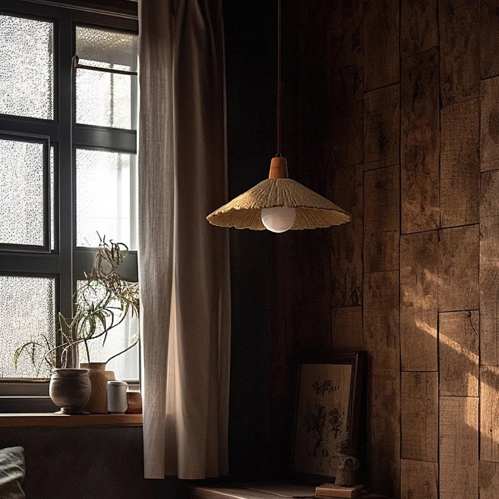 Cementowa lampa wisząca przy zasłonach i oknie w ciemniejszym wnętrzu