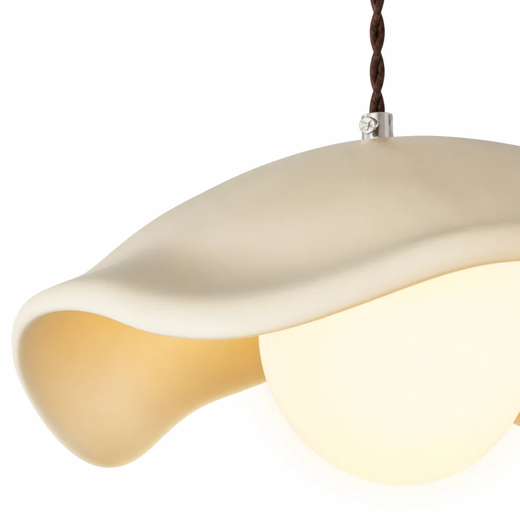 Zbliżenie na żywiczny abażur lampy Yumi i świecący korpus lampy