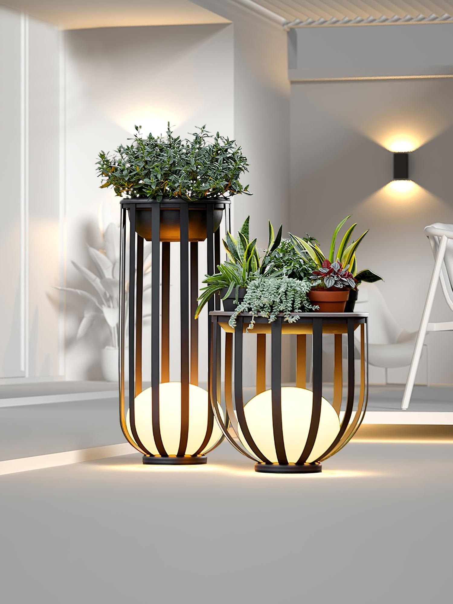 Nowoczesna scena patio z dwoma podświetlanymi donicami lamp słonecznych
