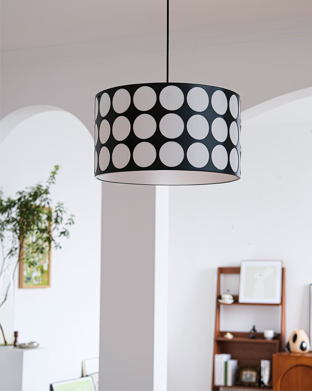 Lampa wisząca w kropki przy suficie z dekorem w tle