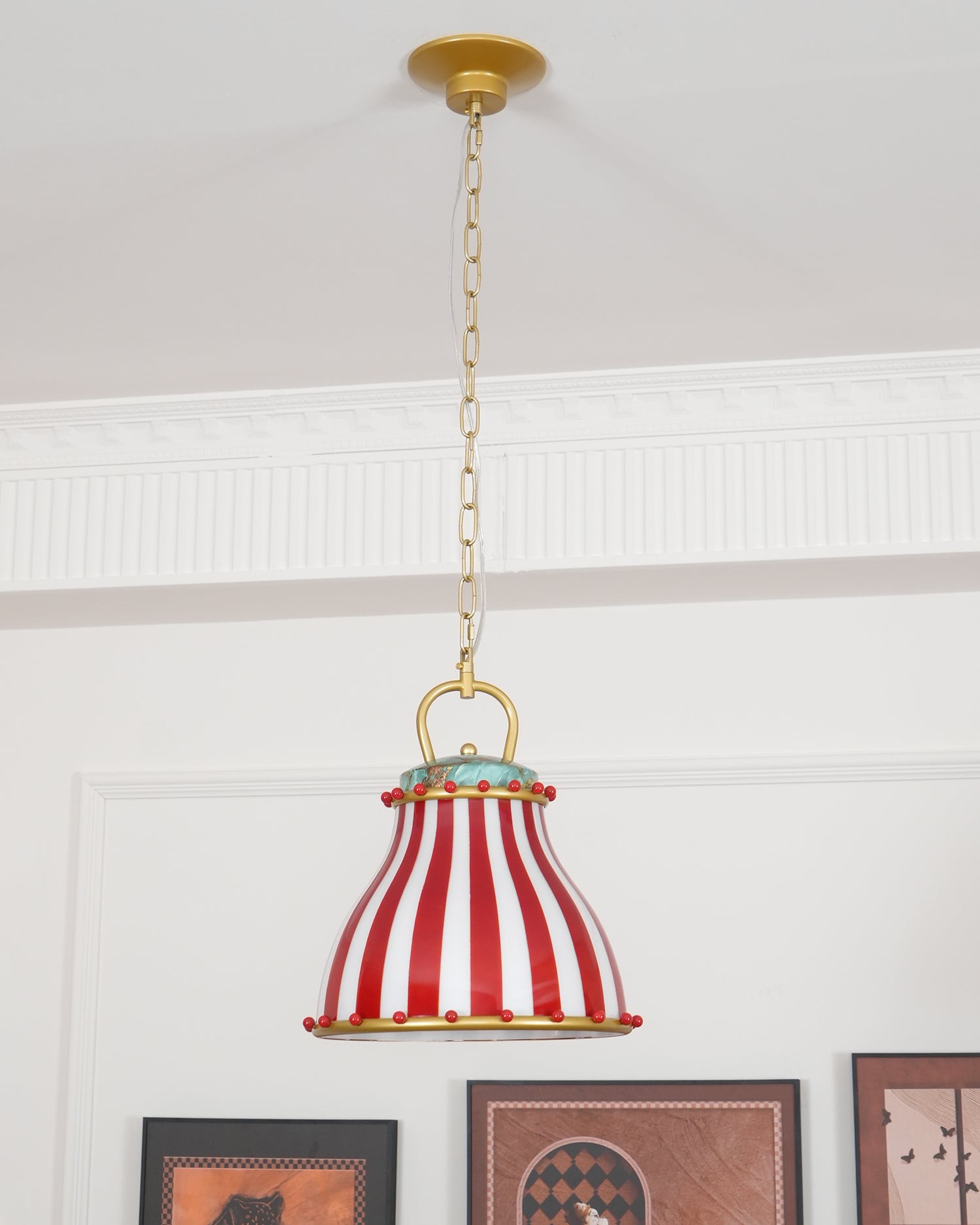 Cyrkowa lampa wisząca z szerokim widokiem na pomieszczenie