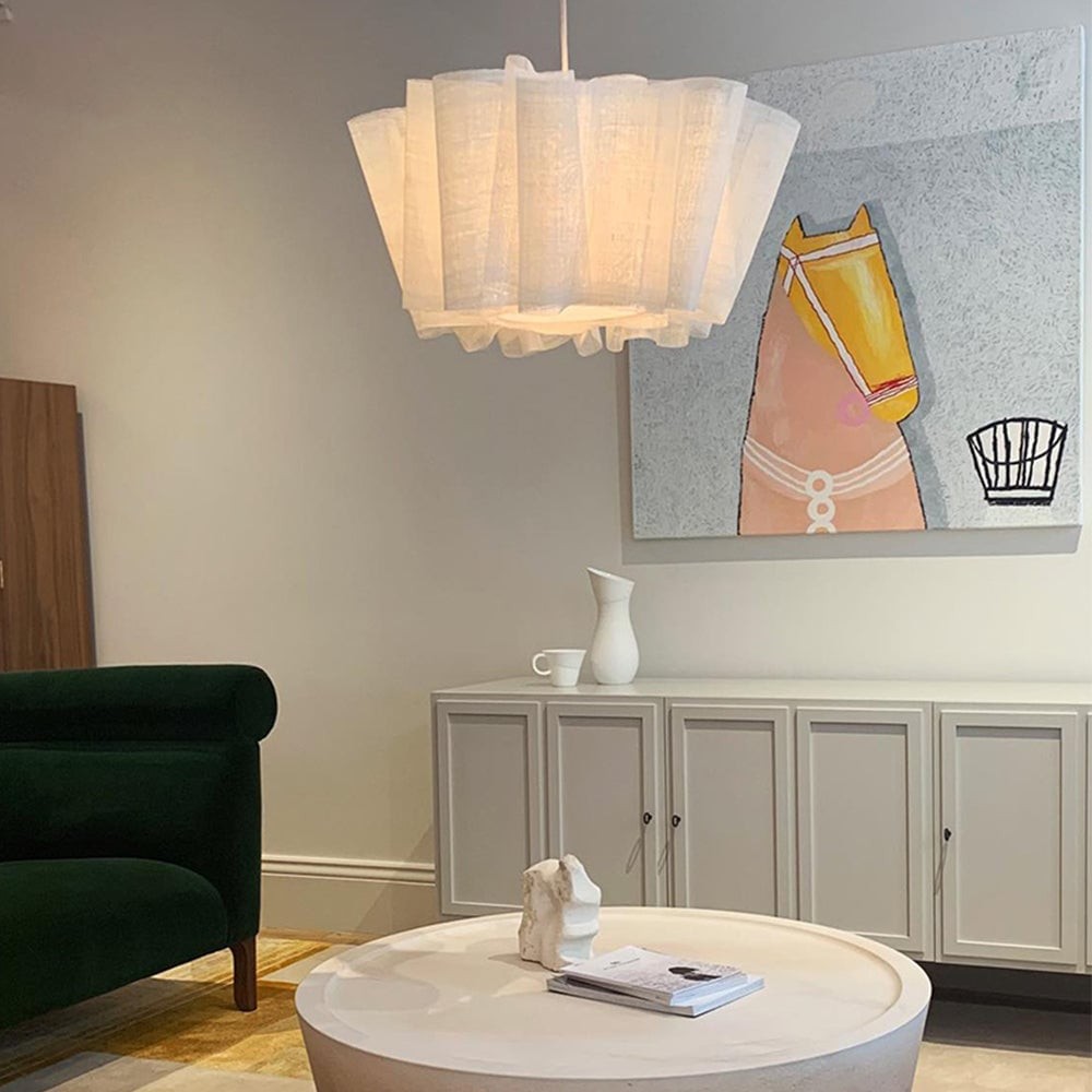 Plisowana lampa wisząca w scenie w salonie