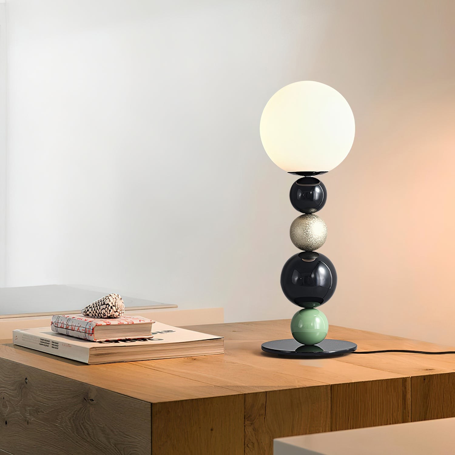 Lampa zapalona na drewnianym stoliku z książkami
