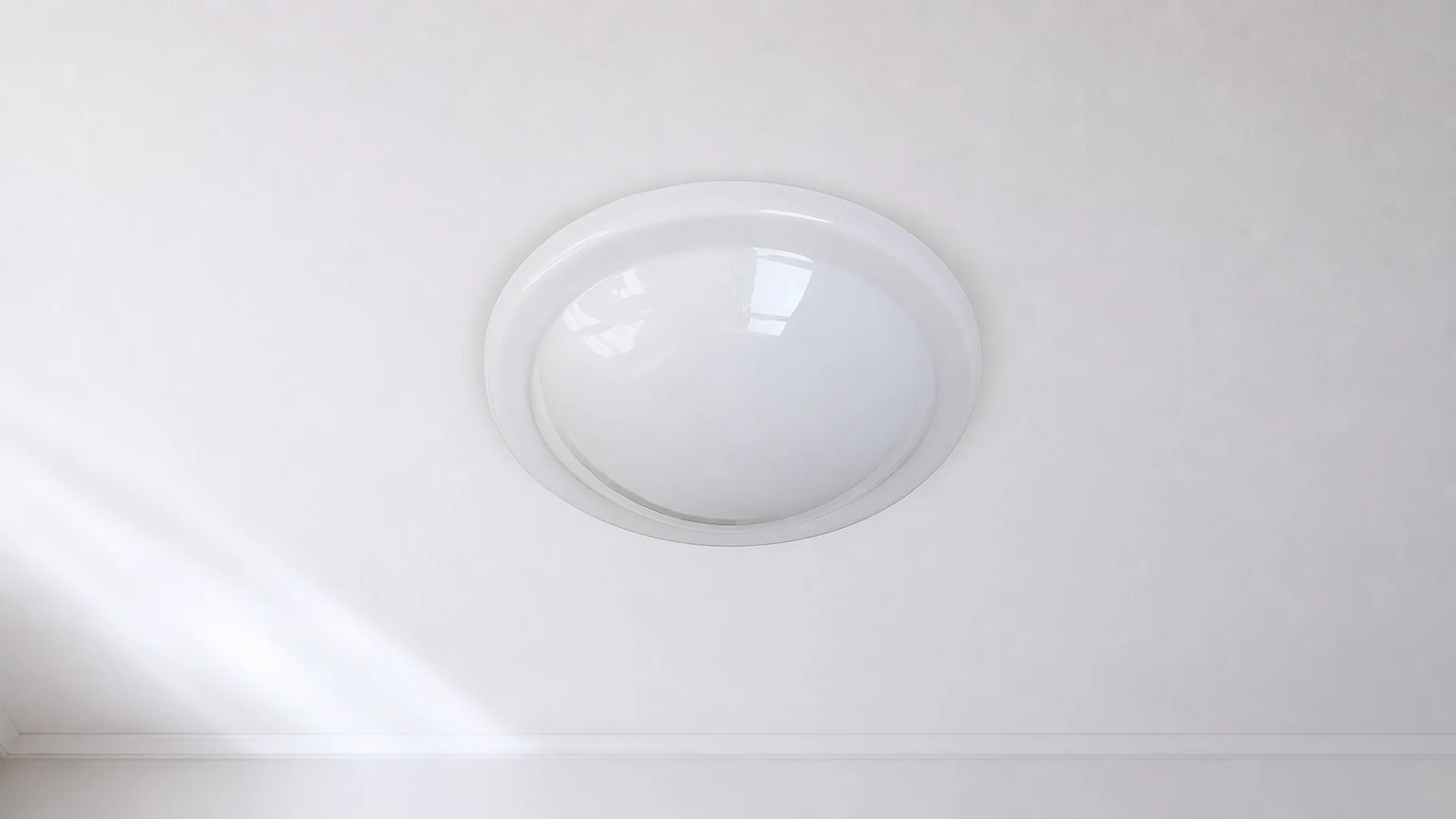 Nowoczesna, minimalistyczna lampa sufitowa LED z białego szkła w jasnym wnętrzu