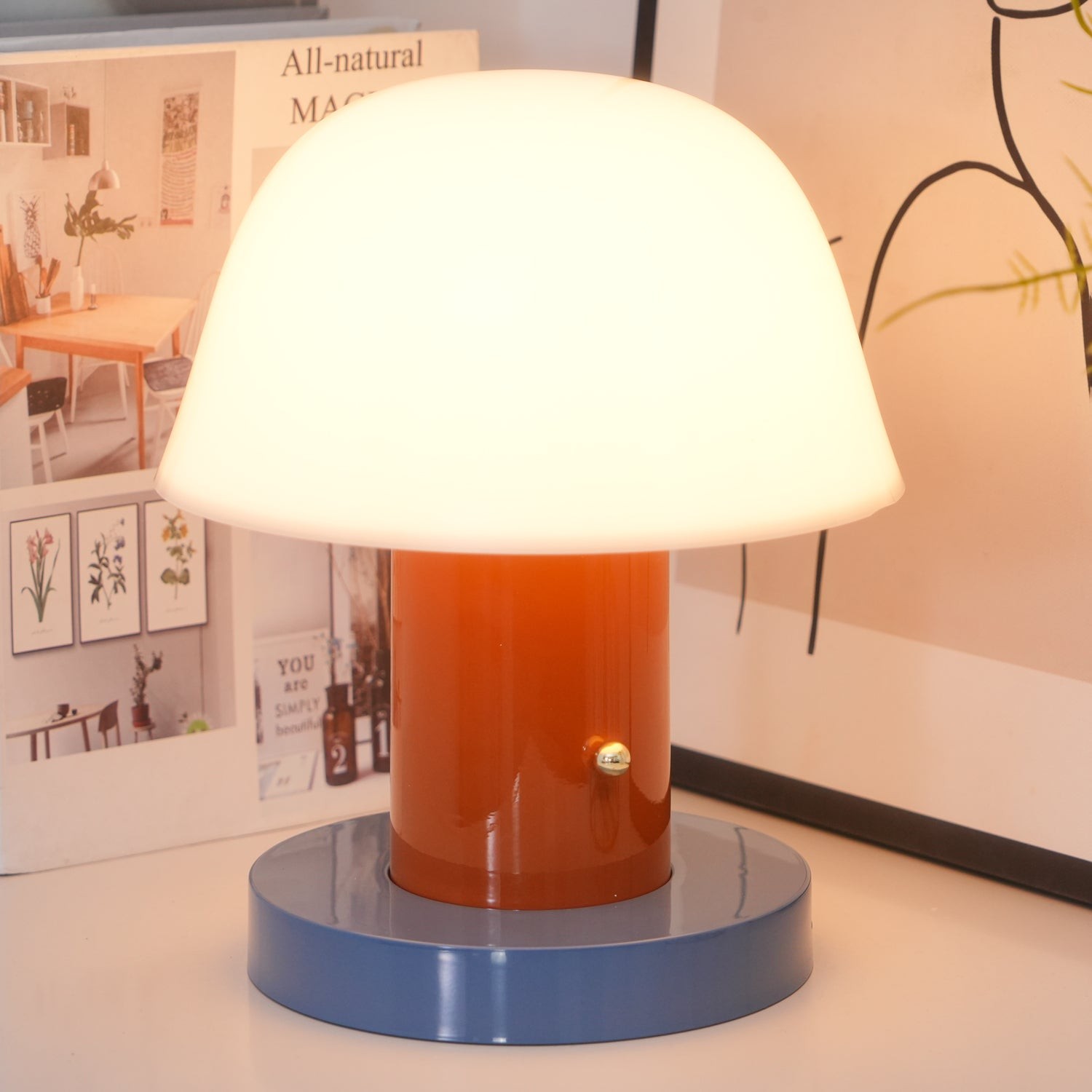 Opplyst sopplignende trådløs bordlampe på bordplate