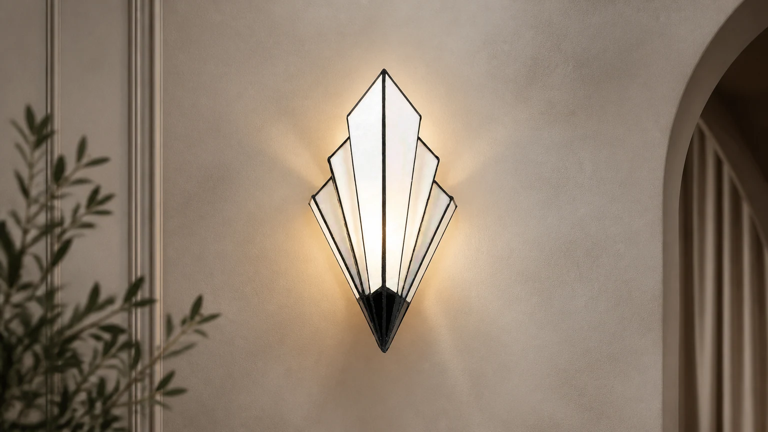 Kinkiet Art Deco z białego szkła Kelsar w aranżacji wnętrza