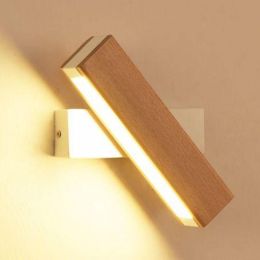 Vit och träig justerbar verandavägglampa närbild med lysande LED-remsa