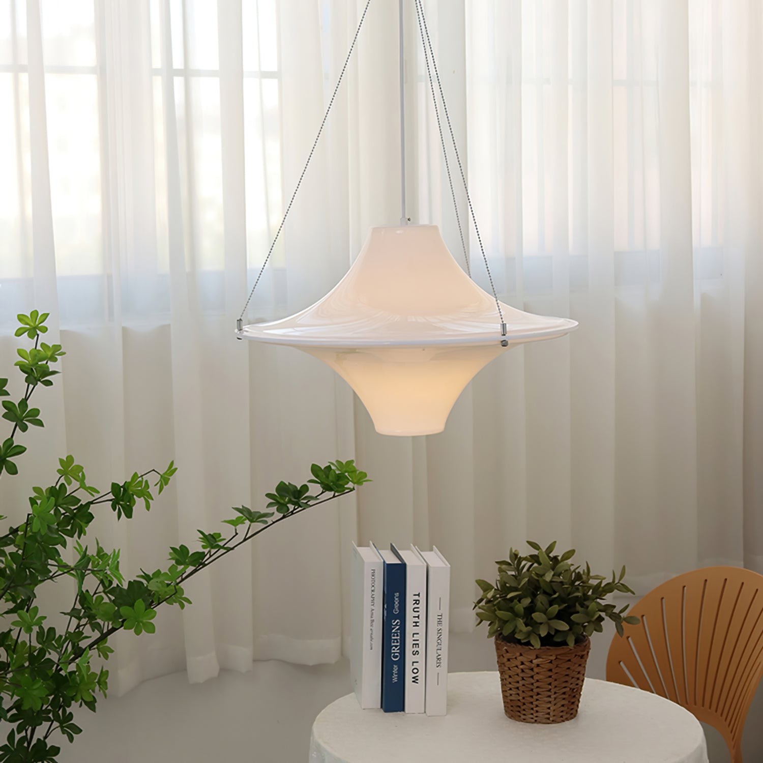 Lampa wisząca Lokki w miękkiej oprawie okna i roślin