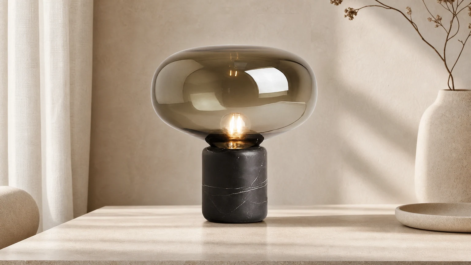Marmurowa lampa stołowa Vintage Orb Bauhaus S136 w poziomym ustawieniu pomieszczenia